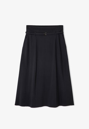 Falda negra con una cintura ajustada, presillas para cinturón y un hebilla de acento dorado, con un diseño acampanado y pliegues para mayor movimiento.