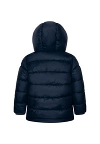 Tumši zils pūkains mētis ar kapuci, kuram ir šuvju paneļi siltuma saglabāšanai, gluda tekstūra un elastīgas aproces.