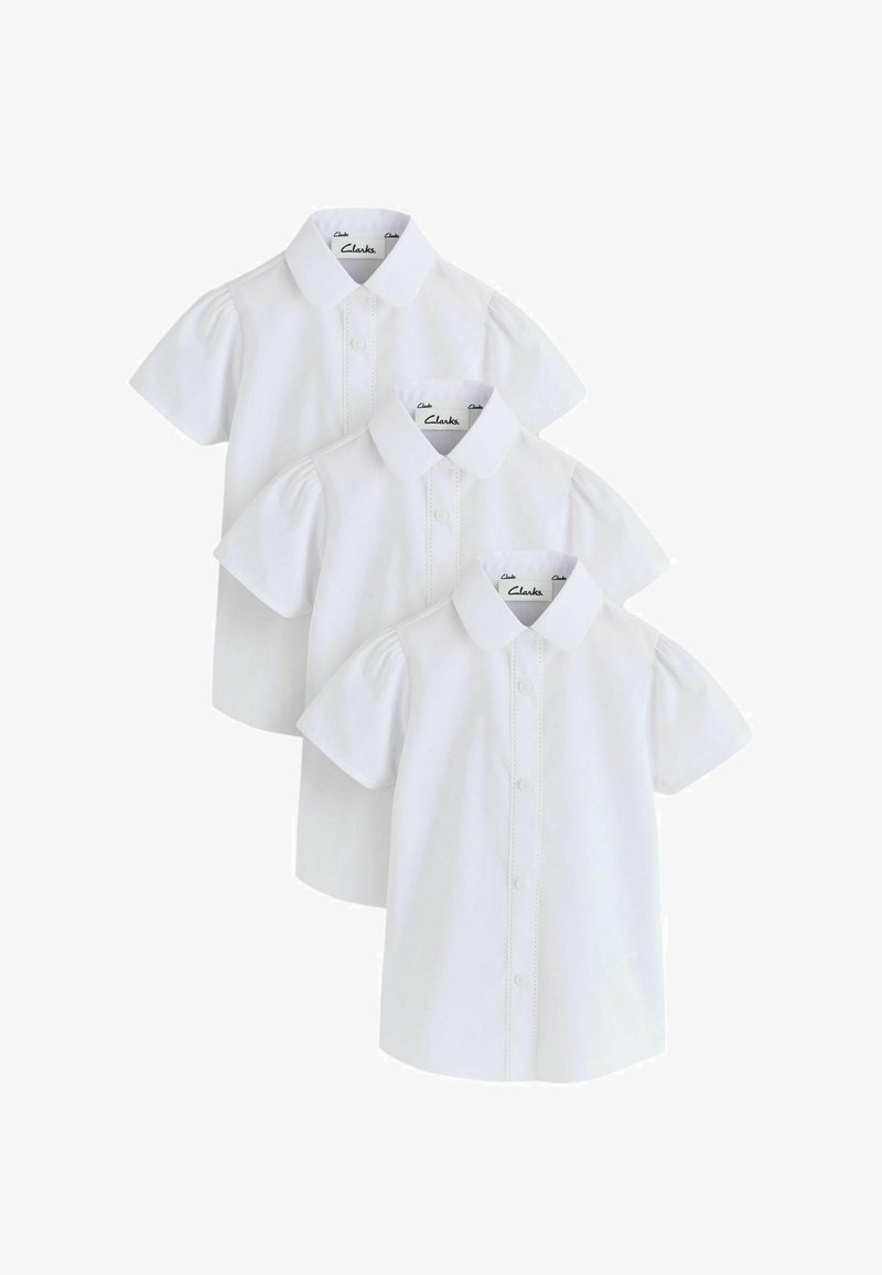 Trois chemises blanches à manches courtes avec col, disposées en superposition verticale, montrant l'étiquette de la marque Clarks à l'intérieur du col.