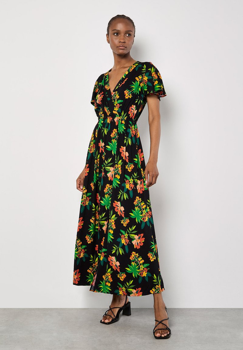 Blumiges Maxikleid mit kurzen Ärmeln, schwarzem Hintergrund, lebhaften orangefarbenen und grünen Blumen, V-Ausschnitt, geraffter Taillenschnitt, fließender Stoff.