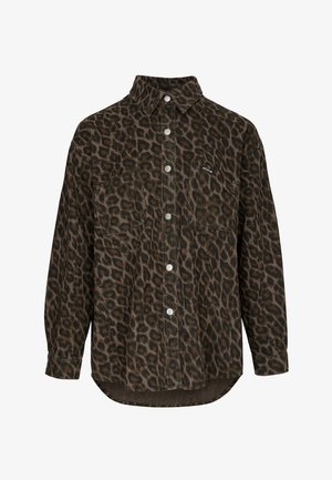 Chemise à manches longues boutonnée avec motif léopard marron et noir et deux poches poitrine, dont une avec une petite étiquette.