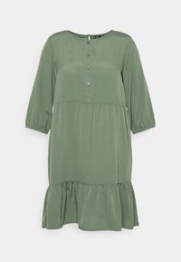 Vestido verde até ao joelho em um material suave, apresentando um decote redondo, mangas três quartos, fecho com botões na frente e uma bainha em babados.