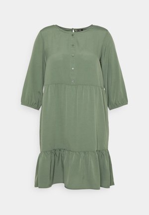 Vestido verde até ao joelho em um material suave, apresentando um decote redondo, mangas três quartos, fecho com botões na frente e uma bainha em babados.