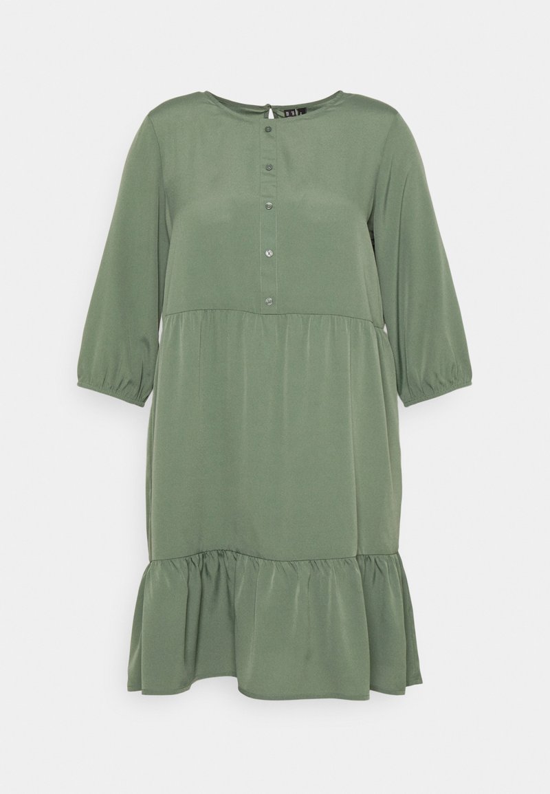 Vestido verde até ao joelho em um material suave, apresentando um decote redondo, mangas três quartos, fecho com botões na frente e uma bainha em babados.
