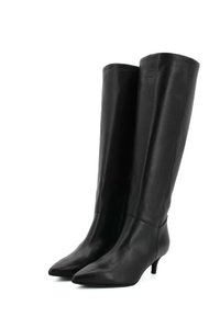 Stivali alti neri in pelle con punta affusolata, design snello e tacco sottile. Texture liscia con dettagli minimi.