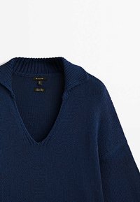 Dunkelblauer Pullover mit V-Ausschnitt und breitem, geripptem Kragen. Gestrickte Textur mit überschnittenen Schultern und kurzen Ärmeln. Tags: Oberteil.