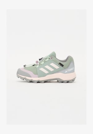 Sapatos de desporto verde claro com detalhes em cinza e rosa, parte superior em tecido de malha, sola de borracha com tração e atacadores elásticos para um ajuste ajustável.