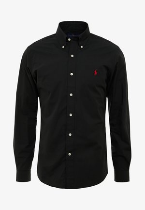 Schwarzes langärmeliges Hemd mit Knopfleiste, Button-Down-Kragen und kleinem rot gesticktem Pferdelogo auf der linken Brust.