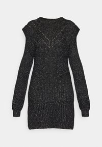 Robe pull noire en tricot avec des manches longues, tissu texturé, détails de points ouverts au niveau de la poitrine et une coupe décontractée.