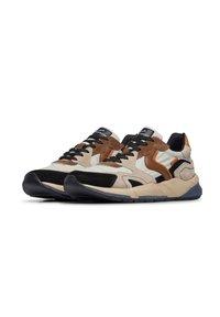 Sneaker in suede beige e marrone con accenti neri, caratterizzati da una superficie testurizzata, suola spessa e pannelli di colore a contrasto.