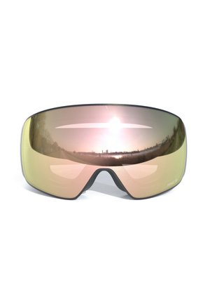 Store sports solbriller med gultonede, ombøjede linser med reflekterende glas, der viser et landskab og sollysrefleksion.