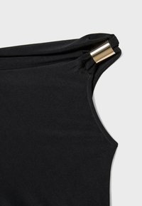 Schwarzes ärmelloses Top aus glattem Stoff mit einem goldenen metallischen Akzent an der Schulter, gerafften Details und einem sauberen Kragen.