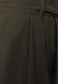 Pantaloni verde oliva realizzati in un tessuto morbido e strutturato. Presentano una vita con cintura e pieghe sul davanti, che migliorano la forma e il design complessivo.