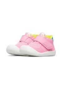 Scarpe per bambini di colore rosa con tomaia in rete, cinturino regolabile, suola in gomma bianca e dettagli gialli e blu sul colletto.