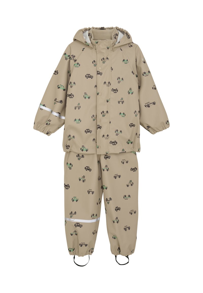 Ensemble de pluie étanche beige avec capuche, poignets élastiques et accents réfléchissants. Il présente un motif de diverses voitures en noir et vert.