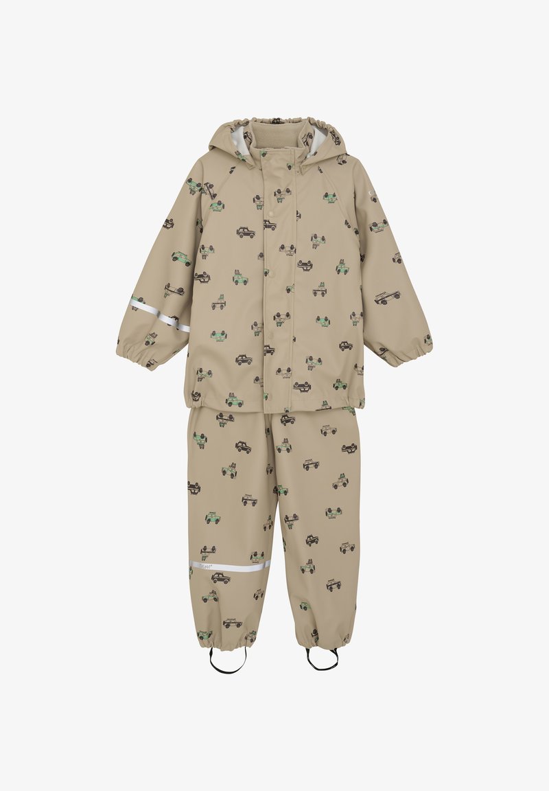 Ensemble de pluie étanche beige avec capuche, poignets élastiques et accents réfléchissants. Il présente un motif de diverses voitures en noir et vert.