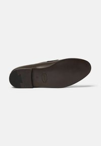 Braune Leder-Dressschuhsohle mit glatter Oberfläche, leicht spitz zulaufender Zehenpartie, eingeprägtem Branding und strukturiertem Absatz für besseren Halt.