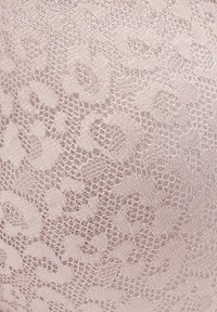 Svetloružová čipková tkanina s kvetinovým a geometrickým vzorom s jemnou, otvorenou textúrou. Mäkký a delikátny vzhľad.