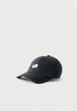 Casquette de baseball noire à visière incurvée avec un petit motif de pêche blanche brodée sur le panneau avant.