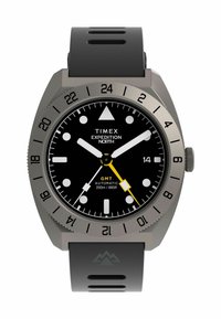 Montre Timex Expedition North GMT noire avec lunette grise, index heures blancs, aiguille GMT jaune et bracelet en caoutchouc gris avec logo de montagne.