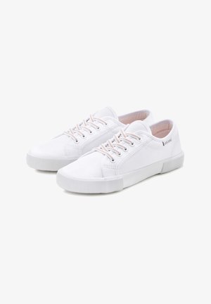 Weiße Canvas-Sneaker mit runder Zehenpartie, strukturiertem Gummi-Außensohle und passenden weißen Schnürsenkeln. Merkmale ein minimalistisches Design mit subtiler Markenkennzeichnung.