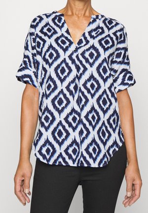 Blusa a maniche corte in tessuto leggero, caratterizzata da un motivo a diamante blu e bianco, con scollatura a V e vestibilità comoda.