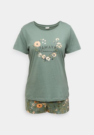 Groen katoenen pyjamapak met een korte mouw top met bloemenprint en de tekst "Always Blooming", gecombineerd met korte broek met patroon.