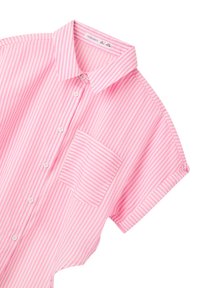 Camicia a righe rosa e bianche con colletto, maniche corte e taschino sul petto con righe orizzontali. Il tessuto appare liscio.