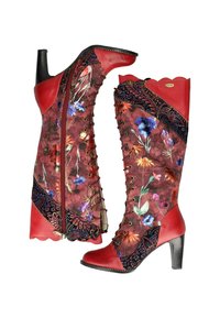 Botas rojas de tacón alto con un tejido floral de acabado brillante, cordones en la parte frontal, cremallera decorativa y acentos con patrones. Borde superior con forma de onda.