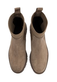Stivali alla caviglia in suede marrone con collo in tessuto a coste, punta rotonda e suola piatta in gomma. Presentano un inserto per facilitare l'indossamento.