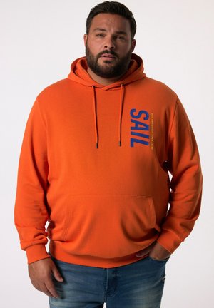 Oranje hoodie met een voorzak, voorzien van een blauwe "SAIL" print en zwarte aantrekkoorden. Zacht materiaal en geribde manchetten maken het ontwerp compleet.