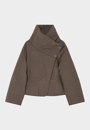 Brun quiltet jakke med geometrisk syning, høj asymmetrisk krave og trykknaplukning, vist på en ensfarvet baggrund.