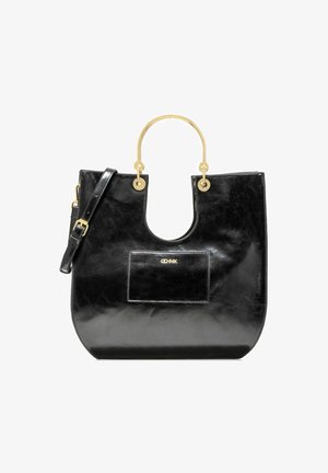 Czarna skórzana torba typu tote z złotym metalowym uchwytem, paskiem na ramię oraz prostokątną kieszenią z przodu z logo. Gładka tekstura i nowoczesny design.