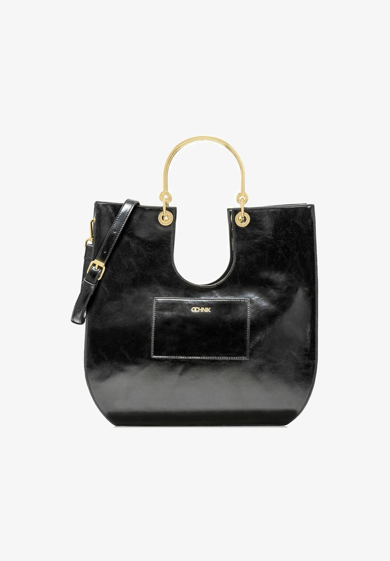 Czarna skórzana torba typu tote z złotym metalowym uchwytem, paskiem na ramię oraz prostokątną kieszenią z przodu z logo. Gładka tekstura i nowoczesny design.