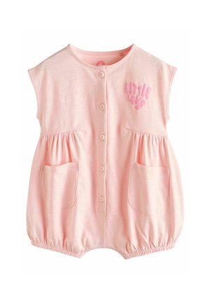 Romper rose clair à manches courtes avec un devant boutonné, deux poches avant, et un graphique "Petit Amour" en lettres texturées douces. Poignets élastiqués.