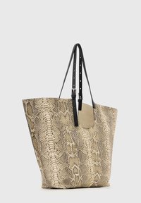 Torba typu tote w jasnobeżowo-brązowy wzór skóry węża, z czarnymi skórzanymi rączkami oraz wycięciem z jednej strony dla łatwego dostępu.