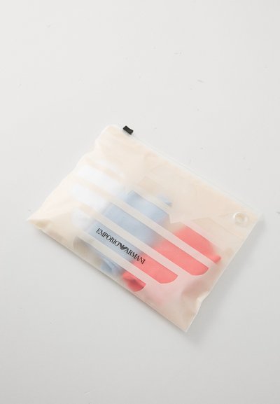 Pochette transparente à zip avec des rayures horizontales blanches, bleues et rouges. Logo imprimé "EMPORIO ARMANI" en bas.