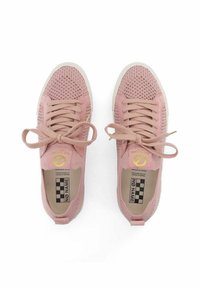 Rosa Strick-Sneaker mit runder Zehenpartie und flacher, weißer Gummisohle. Verfügt über passende Schnürsenkel und ein "No Name"-Label mit Schachbrettmuster.