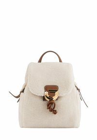 Mochila cremosa texturizada en material acolchado, con solapa de doble plegado y detalles en cuero marrón, con un broche de herrajes dorados.