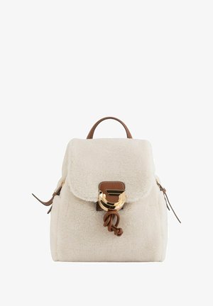 Mochila cremosa texturizada en material acolchado, con solapa de doble plegado y detalles en cuero marrón, con un broche de herrajes dorados.