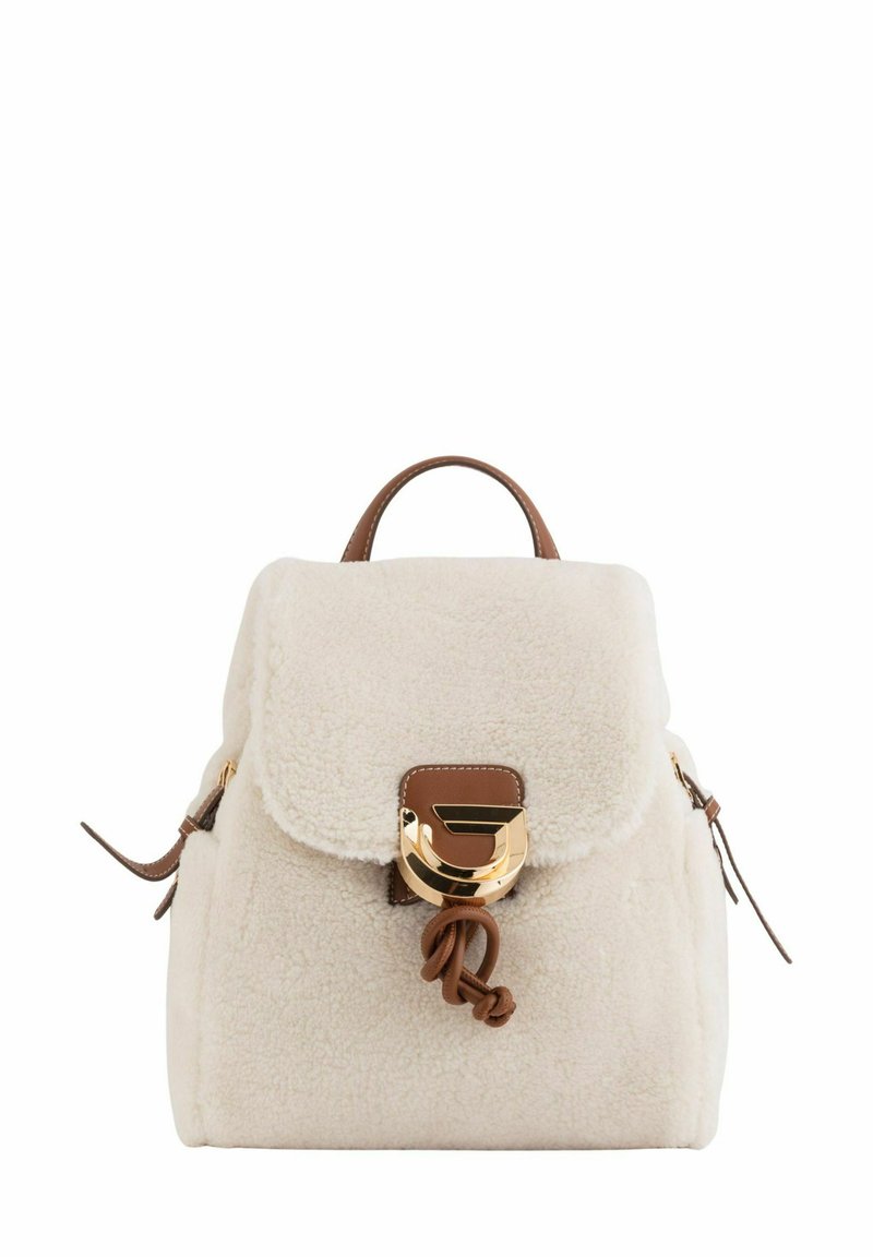 Mochila cremosa texturizada en material acolchado, con solapa de doble plegado y detalles en cuero marrón, con un broche de herrajes dorados.