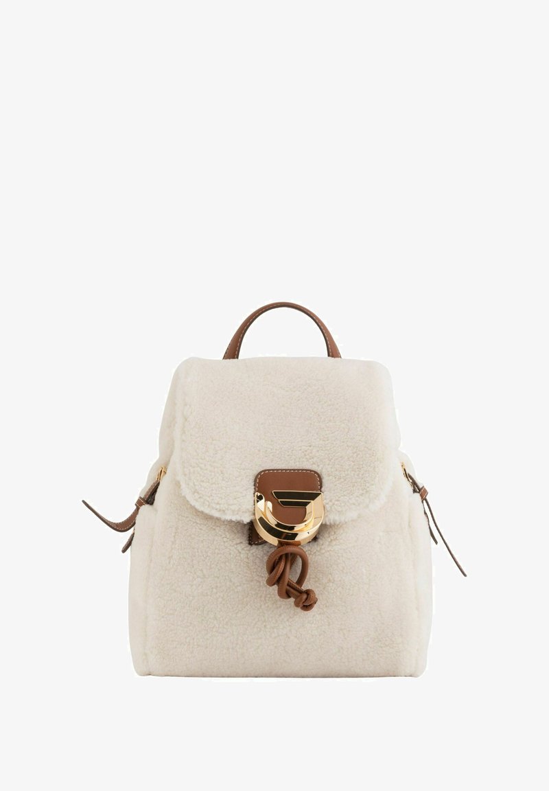 Mochila cremosa texturizada en material acolchado, con solapa de doble plegado y detalles en cuero marrón, con un broche de herrajes dorados.