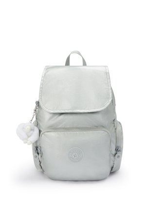 Zaino grigio chiaro con una texture liscia e lucida. Presenta una chiusura a patta, tasca frontale con zip e un accessorio a forma di chiave peloso. Dettaglio del logo circolare.