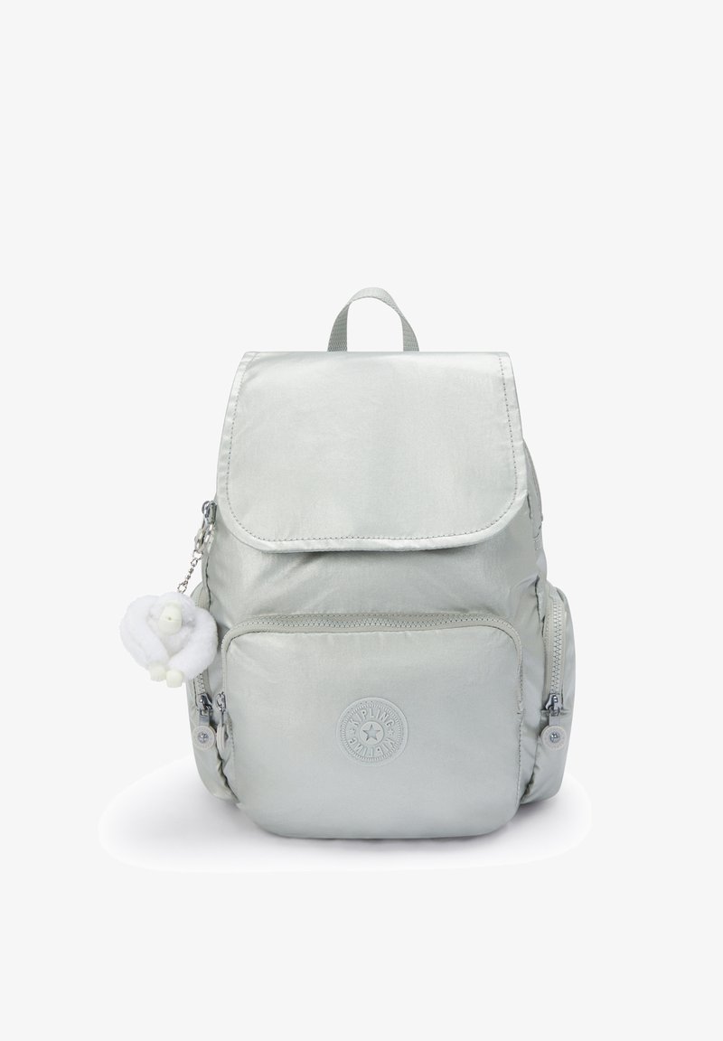 Zaino grigio chiaro con una texture liscia e lucida. Presenta una chiusura a patta, tasca frontale con zip e un accessorio a forma di chiave peloso. Dettaglio del logo circolare.