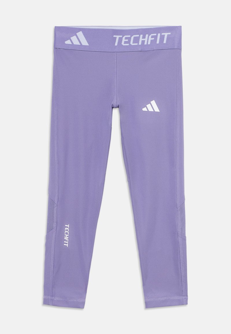 Μωβ compression leggings Adidas Techfit με λογότυπα στη μέση, στον μηρό και στο κάτω μέρος του ποδιού, τοποθετημένα επίπεδα σε λευκό φόντο.