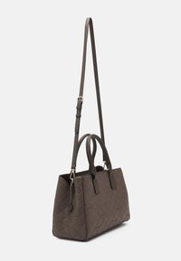 Brun quiltad handväska med två topphandtag, justerbar lång rem och detaljer i guld. Tillverkad av slät syntetläder.