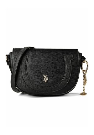 Schwarze Crossbody-Tasche aus strukturiertem Leder mit Klappverschluss, goldenem Pferde- und Reiter-Logo sowie goldener Kette mit rundem Anhänger an der Seite.
