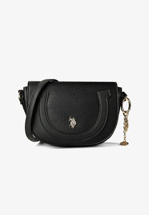 Bolso bandolera de cuero negro con textura, cierre de solapa, logo dorado de caballo y jinete, y cadena dorada con colgante circular adherido al costado.