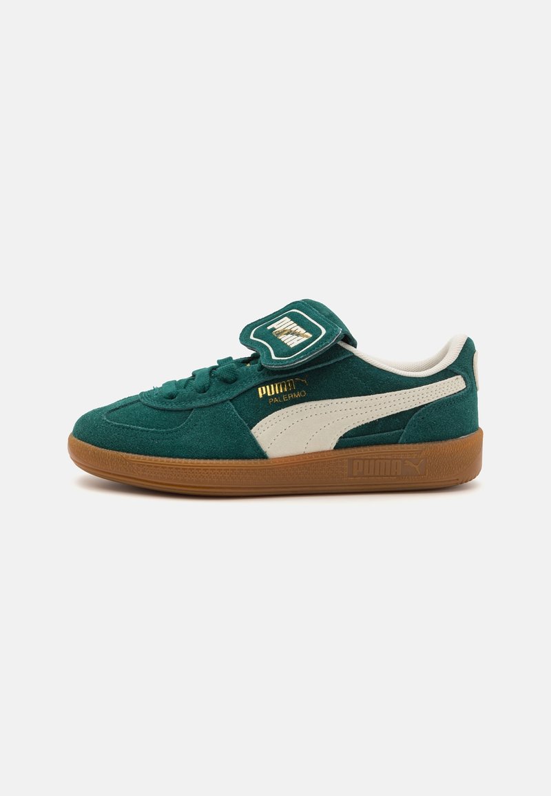 Baskets Puma Palermo en daim vert avec bande blanche, semelle en gomme et languette embossée du logo sur fond blanc.