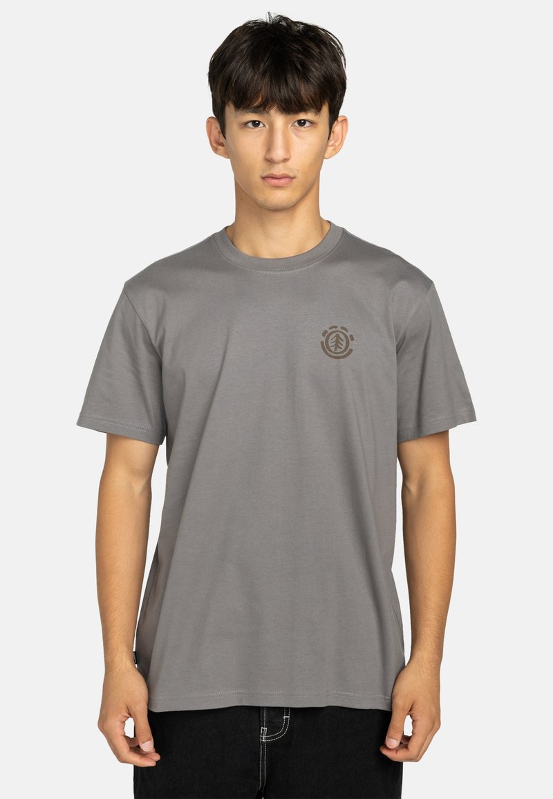 Grijze crew neck t-shirt van zachte stof, met een klein bruin logo op de borst, en korte mouwen met een ontspannen pasvorm.